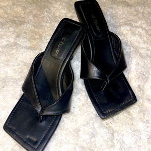 BLACK SANDAL HEELS